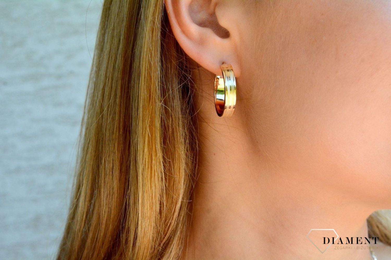 Złote kolczyki damskie 375 kółka z ozdobnym grawerowaniem KL 7104 375.jpg